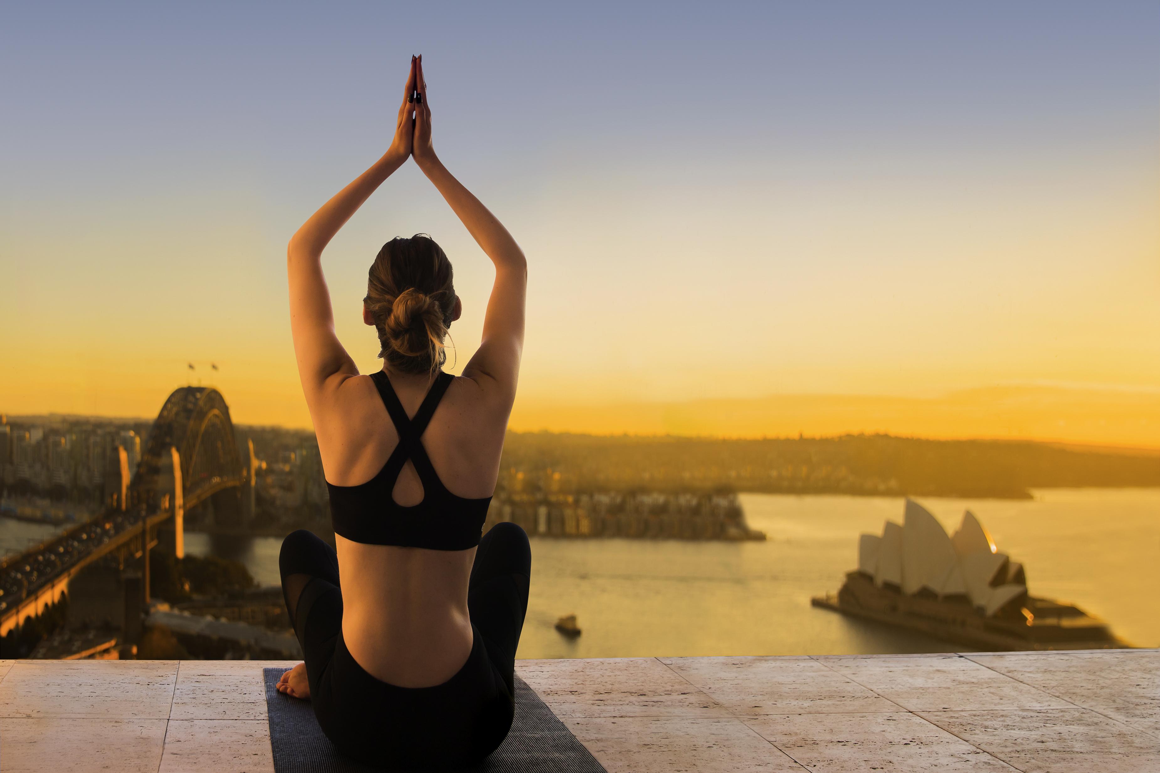 เดอะ เซเบล คีย์ เวสต์สวีท ซิดนีย์ Hotel ภายนอก รูปภาพ A woman practicing yoga at the Sydney Opera House