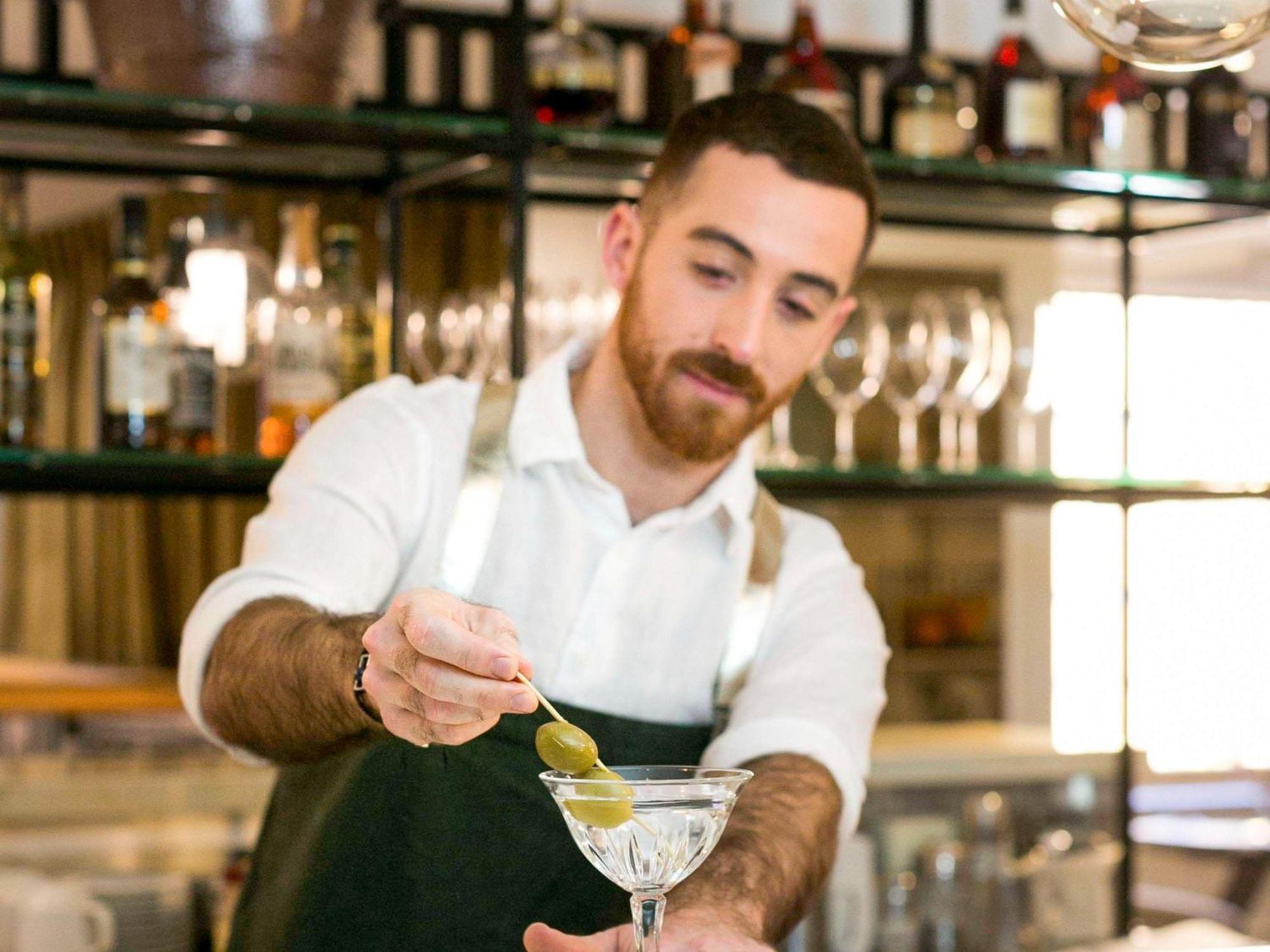 เดอะ เซเบล คีย์ เวสต์สวีท ซิดนีย์ Hotel ภายนอก รูปภาพ A bartender at work