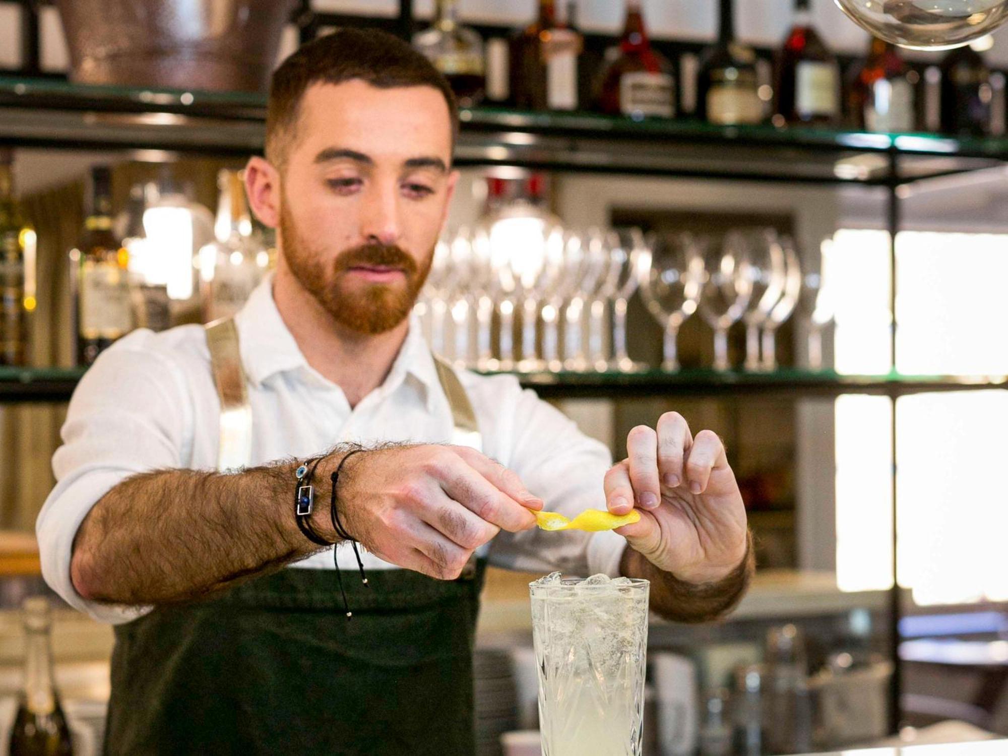 เดอะ เซเบล คีย์ เวสต์สวีท ซิดนีย์ Hotel ภายนอก รูปภาพ A bartender at work