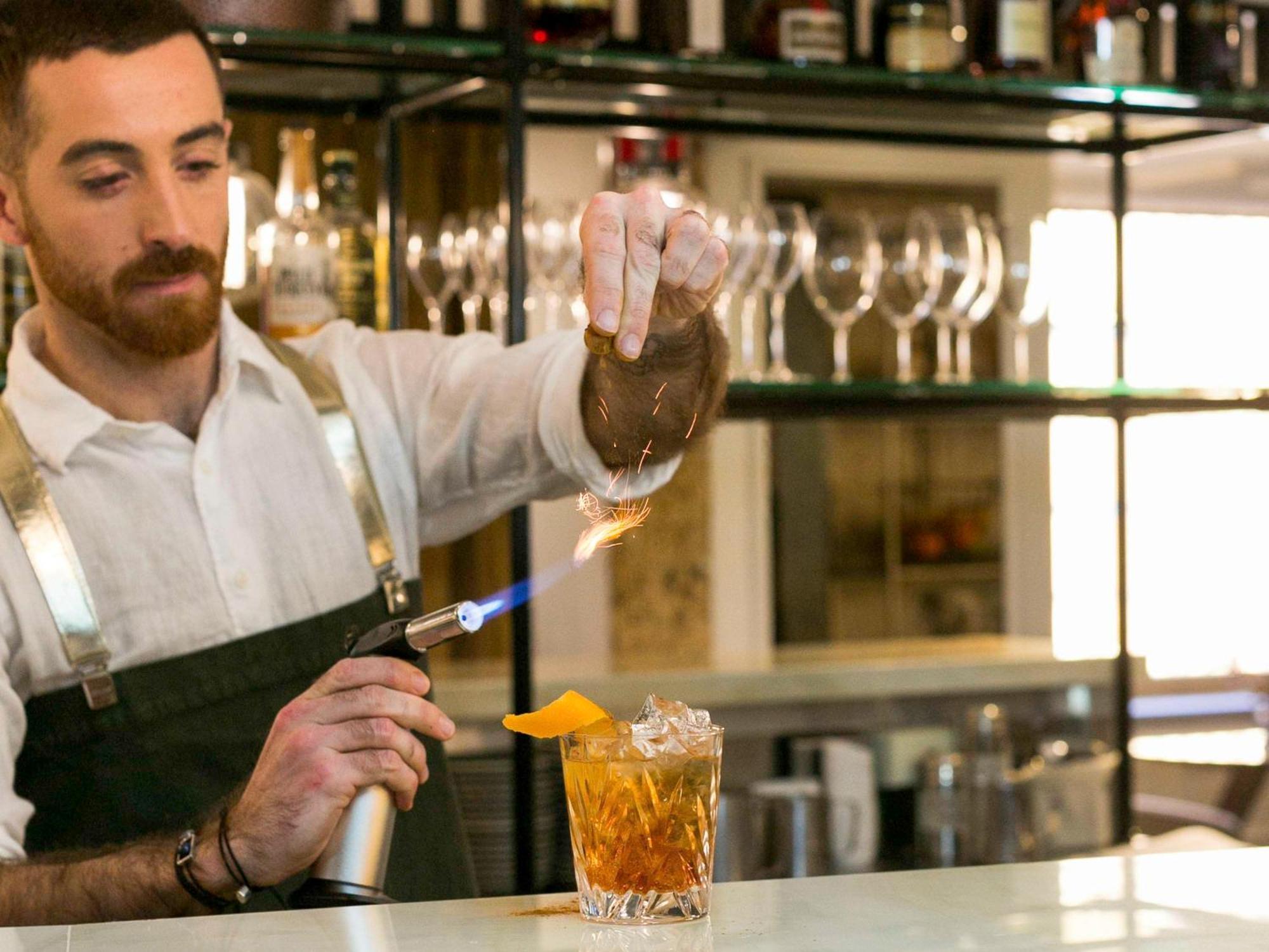 เดอะ เซเบล คีย์ เวสต์สวีท ซิดนีย์ Hotel ภายนอก รูปภาพ A bartender preparing a cocktail