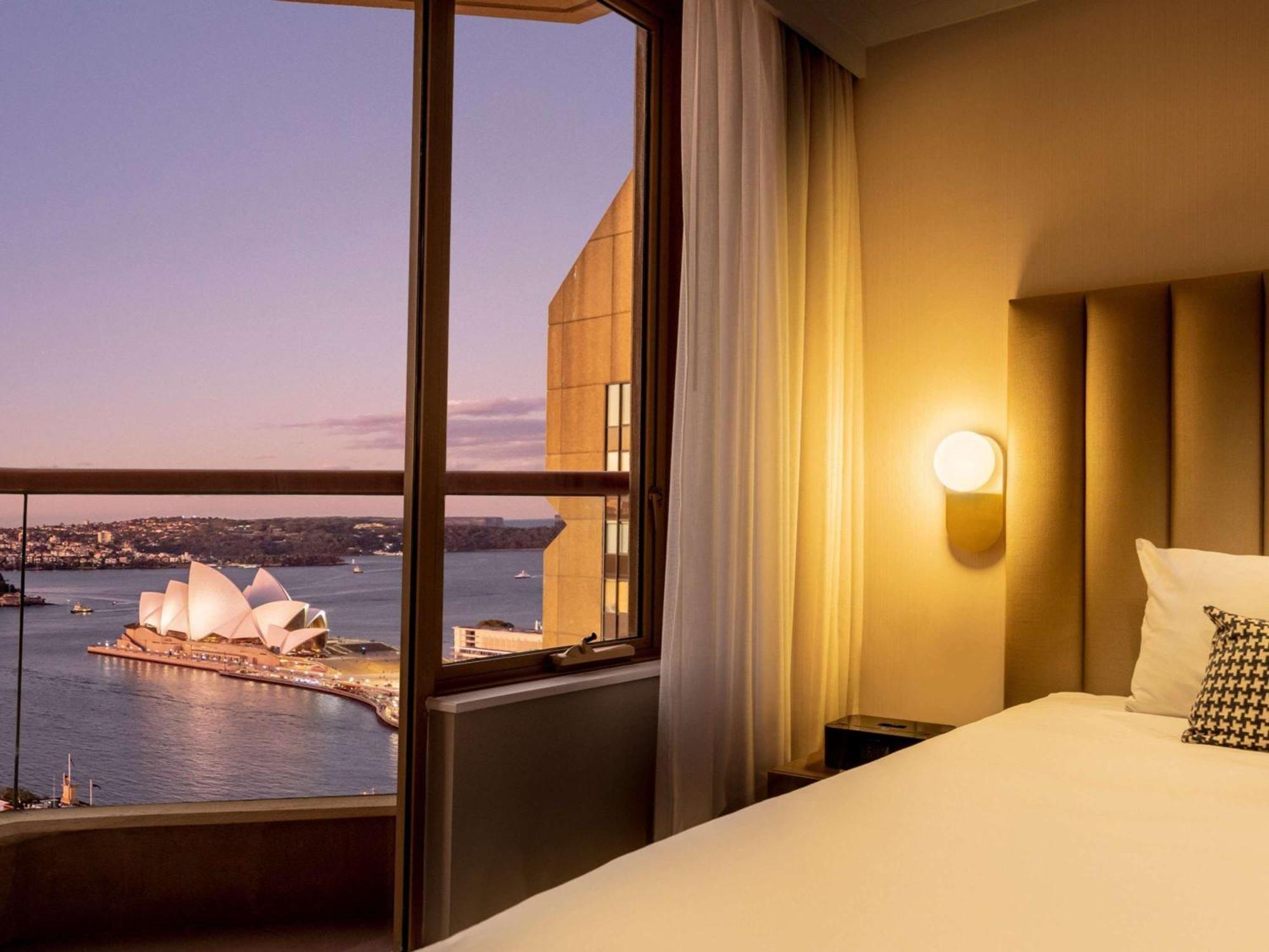 เดอะ เซเบล คีย์ เวสต์สวีท ซิดนีย์ Hotel ภายนอก รูปภาพ A view of the Sydney Opera House from a suite at the Pan Pacific Sydney